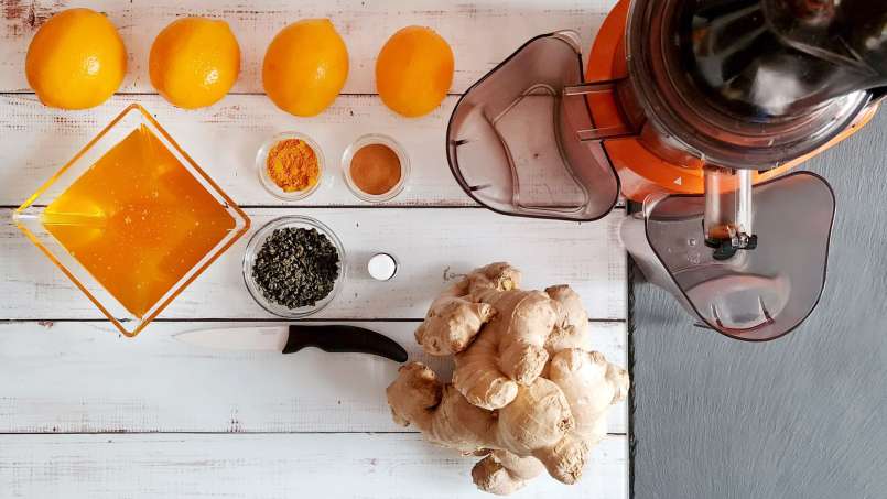 Zázvorová šťáva s medem, citronem, zeleným čajem, kurkumou, skořicí a mátou, foto 1